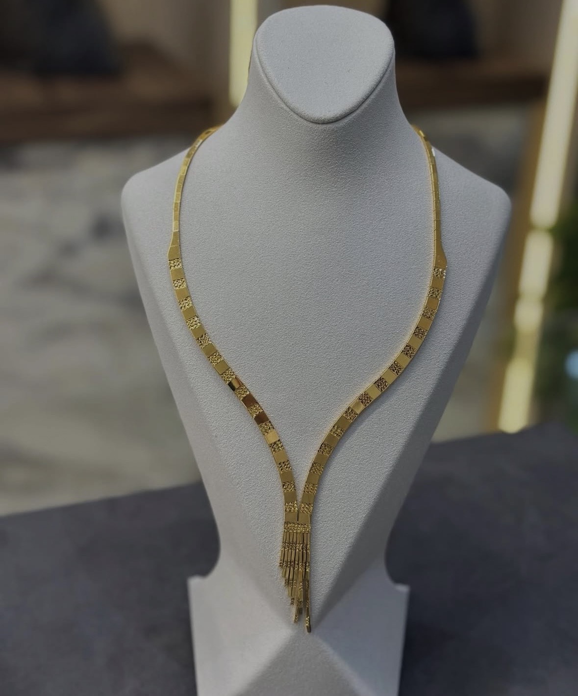 Modern V Kesim 22 Ayar Altın Kolye